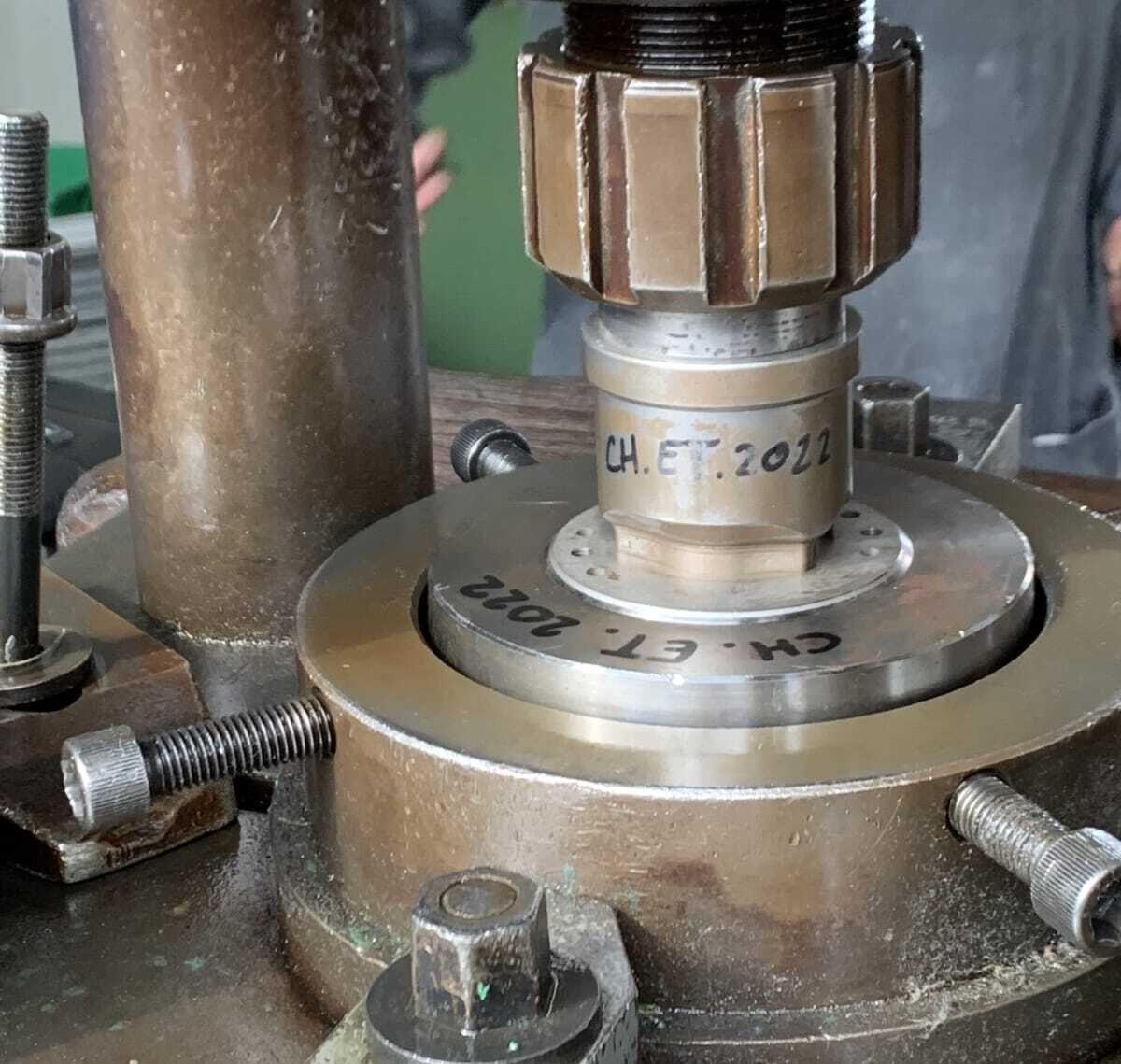 Découpe centrale boite montre